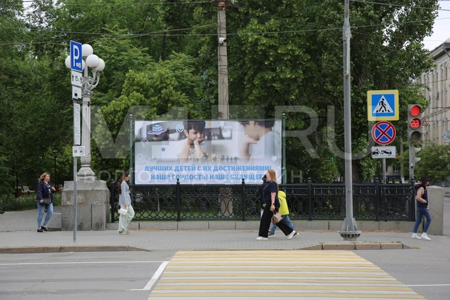 Ошибку в плакате исправили накануне | Источник: Константин Завриков / V1.RU