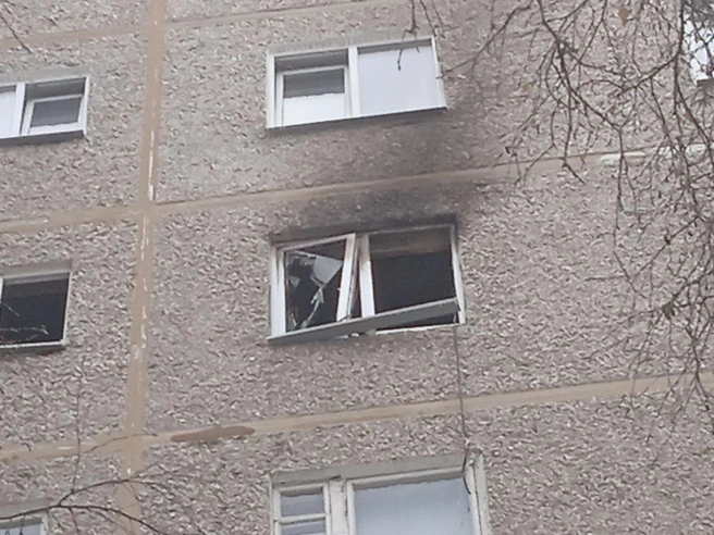 Взрывной волной выбило оконные стекла не только в пострадавшей квартире, но и в подъезде здания | Источник: читатель E1.RU