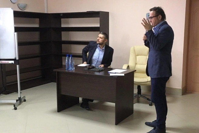 Заседание врио губернатора Забайкалья Александра Осипова с главами районов на Арахлее,  24 мая 2019 года. Рядом - политтехнолог Евгений Минченко. | Источник: Заб.Ру