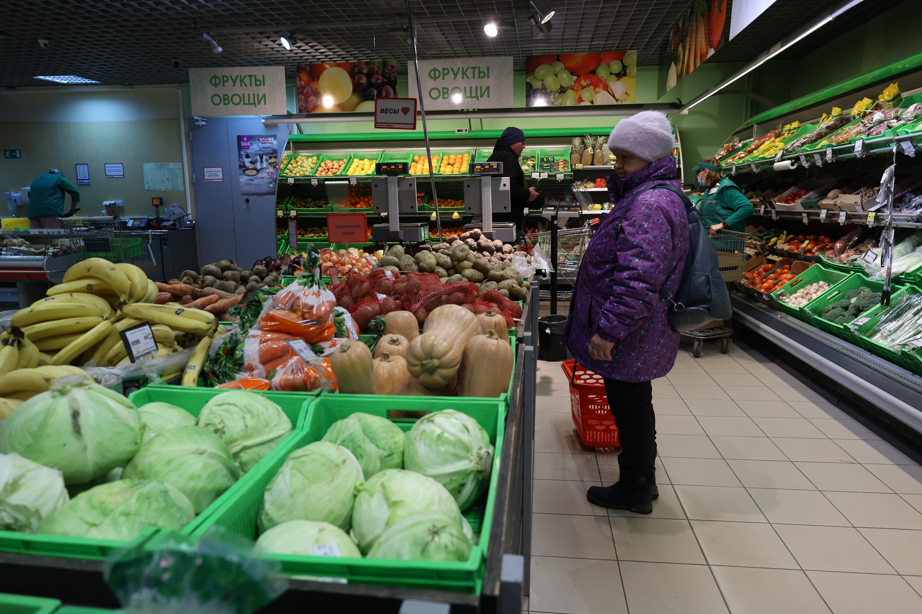 Цена овощей за кг. Капуста в магазине. Рост цен на овощи. Овощной отдел в магазине капуста. Овощной рынок фото российский.