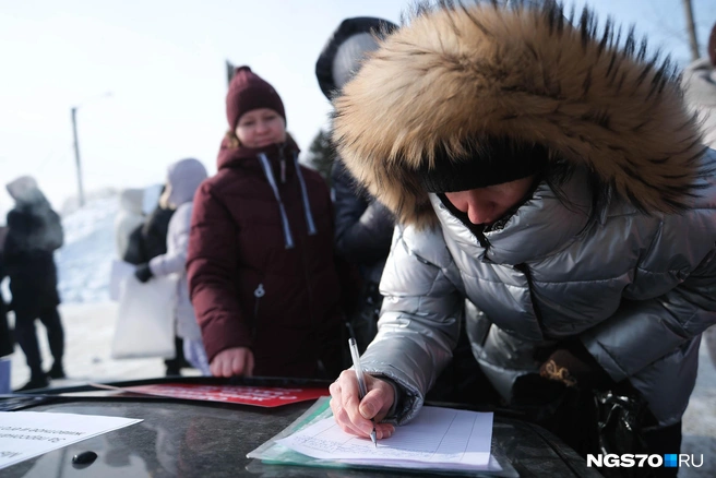 По подсчетам организаторов, за сегодня удалось собрать более 100 подписей. В общей сумме у них уже более 250 подписей  | Источник: Василиса Орлова / NGS70.RU
