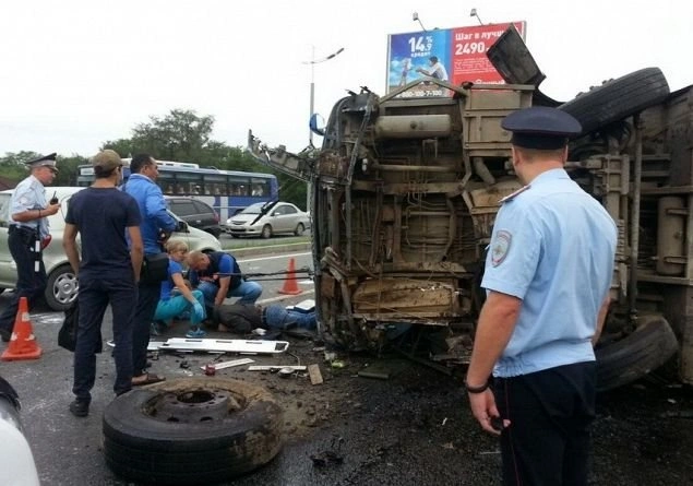 Во Владивостоке автобус упал на остановку. Пострадали трое | ya62.ru