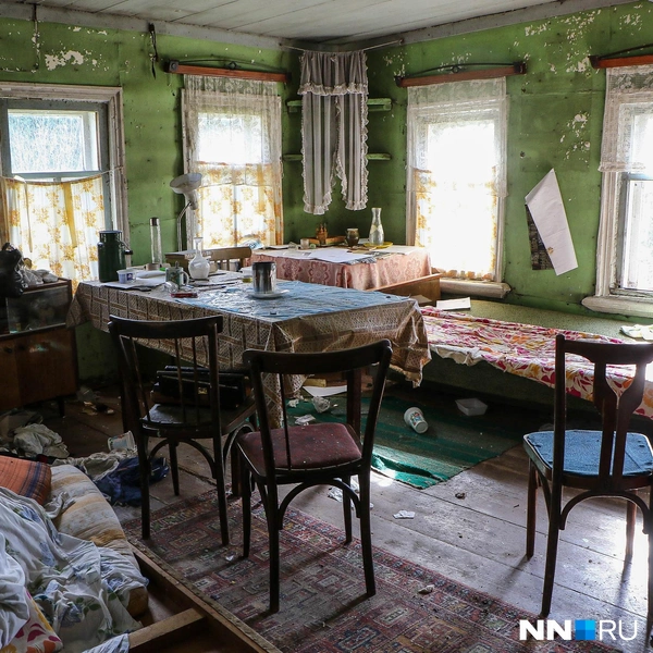 В доме бардак, но человеческое присутствие его будто бы не покинуло | Источник: Наталья Бурухина / NN.RU