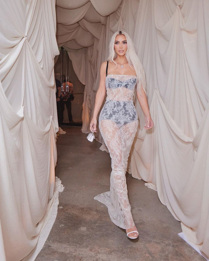 Кружевные сны: Ким Кардашьян отметила день рождения в очень узком платье Dolce & Gabbana