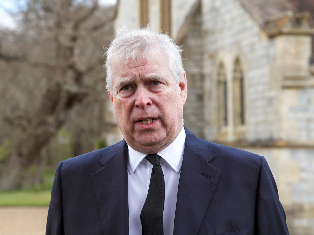 Принц Эндрю в Виндзоре, 11 апреля 2021 | marieclaire.ru