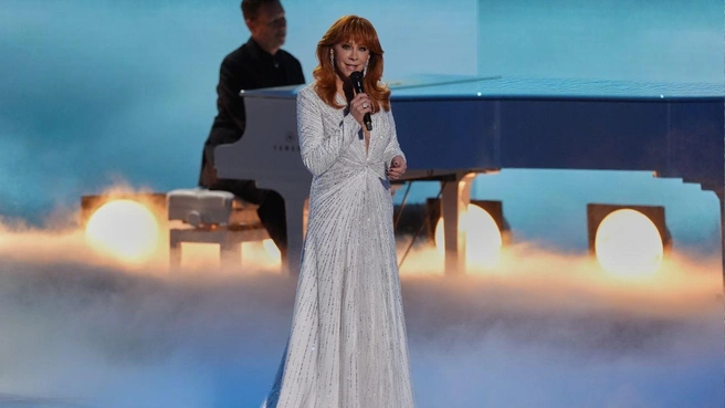 Reba McEntire проникновенно исполнила песню Партон «Appalachian Memories» в память о погибшей подруге. | Источник: AP