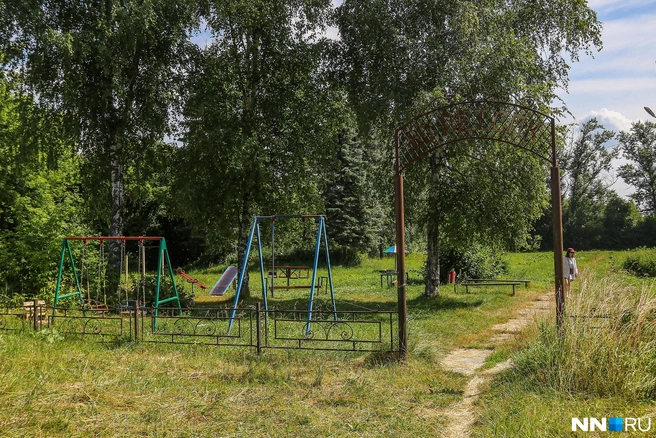 За скульптурой находится детская площадка и болото | Источник: Наталья Бурухина / NN.RU