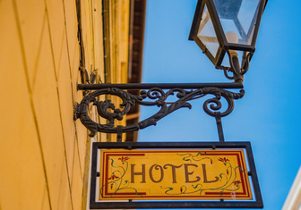 Booking не работает в России: как отели предлагают решить проблему