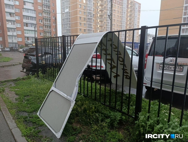 В Топкинском сорвало вывеску стоматологической клиники | Источник: подписчик «ИрСити»