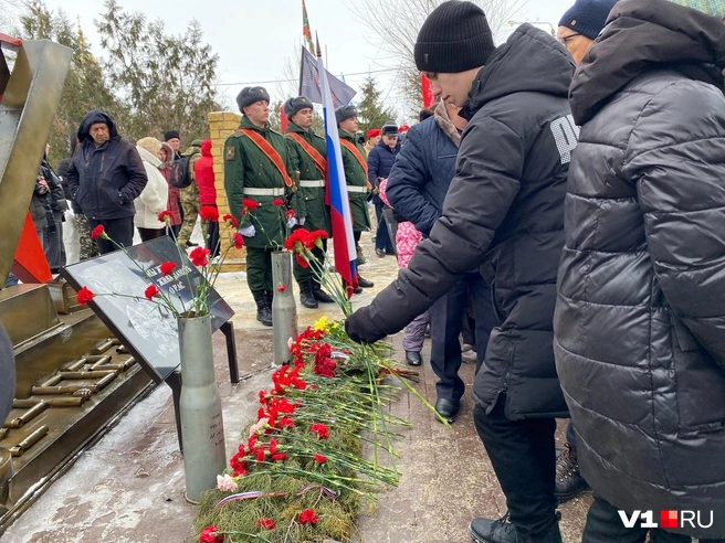 Горожане возложили цветы погибшим в ходе СВО | Источник: Елизавета Ермоленко