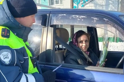 Автоинспекторы Приамурья поздравляют автоледи с 8 Марта