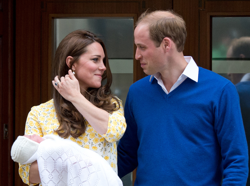 Герцог и герцогиня Кембриджские у порога крыла Линдо с новорожденной Шарлоттой, 2 мая 2015 года | marieclaire.ru