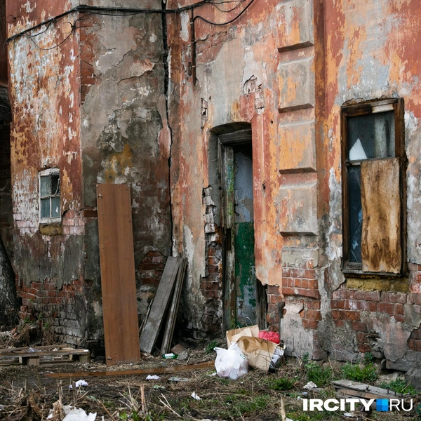Дверь в этом подъезде попросту отсутствует  | Источник: Ксения Филимонова / «ИрСити»