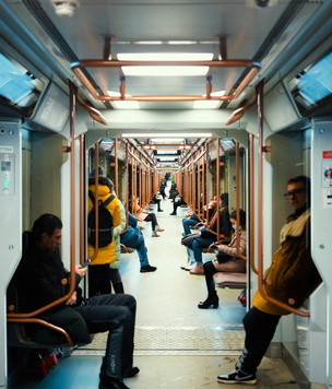 Вопросы читателей: почему сидения в метро стоят вдоль стен, а не рядами, как в электричках?