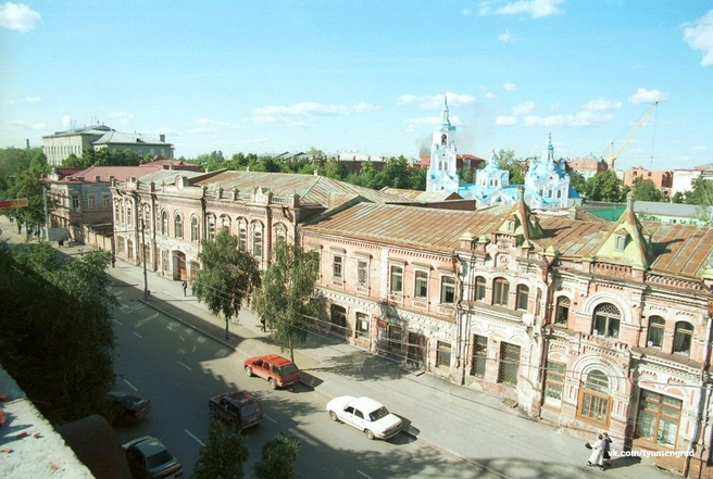Здание института культуры на Республики в начале нулевых было таким&nbsp;— блеклым, потрепанным. На дальнем плане виднеется бывший главный корпус ТюмГУ, до сноса которого еще очень далеко | Источник: Дмитрий Зеленин, Тюмень до нашей эры / Vk.ru