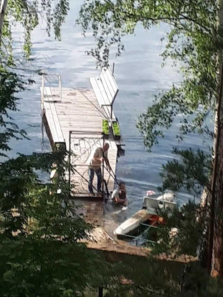 Девочку успели вытащить из воды  | Источник: читатель 74.RU