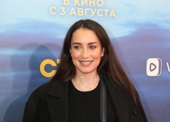 Виктория Дайнеко и ее второй муж познакомили дочерей: «Иногда Лиза говорит: „Мам, девочкам так повезло“»