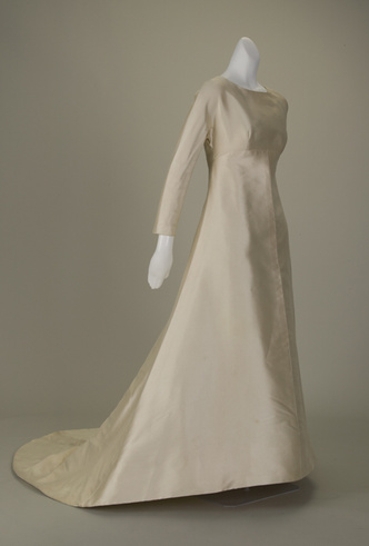 Платье раздора, или Почему поклонники Меган Маркл обиделись на любимого дизайнера Кейт Миддлтон