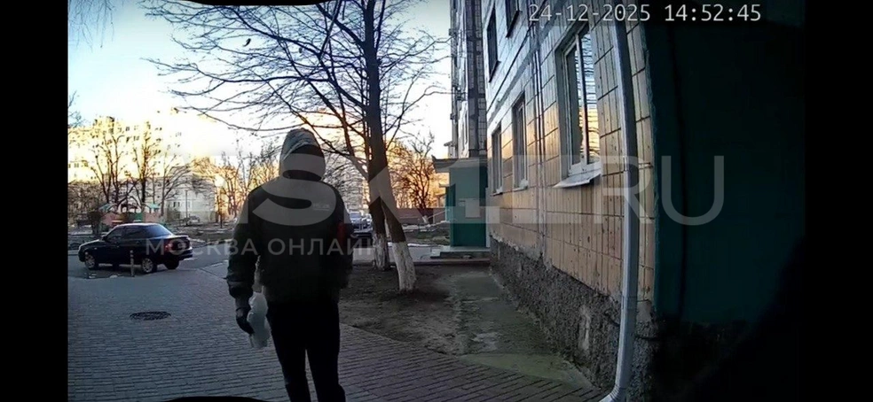 На камерах с подъезда четко видно молодых людей, один из которых зашел в дом с бутылкой | Источник: Анна Позднякова для MSK1.RU