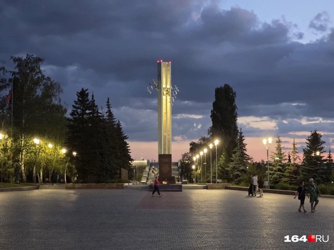 Возле «Журавлей» людей много даже в будни вечером | Источник: Семен Коротов-Майбах / 164.RU