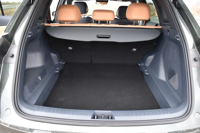 Багажник объемом 528 литров хорош, не хватает разве что сеточек, карманов и петель. Обратите внимание: дальняя часть сделана с уклоном, чтобы туда не закатывались, например, бутылки, яблоки и мячи | Источник: Артем Краснов