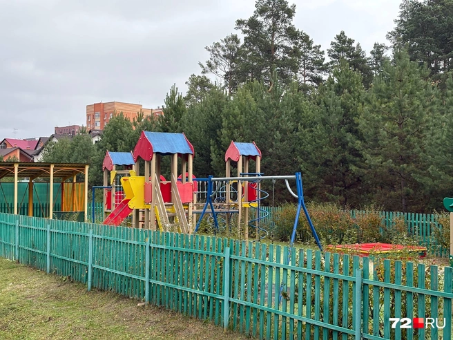Одна детская площадка находится недалеко от входа  | Источник: Мария Токмакова / 72.RU