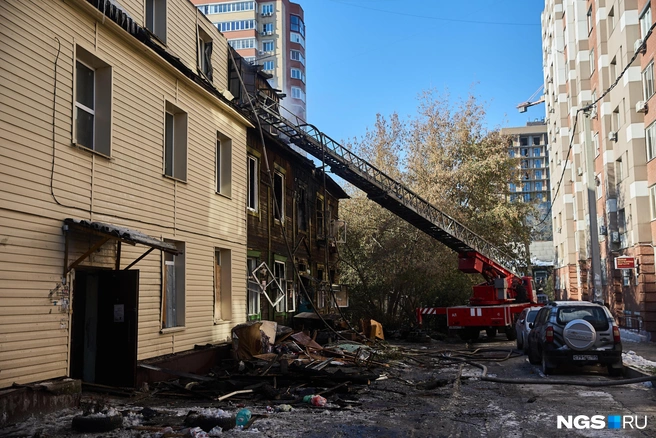 Жители соседних бараков переживают и за свои жизни после пожара в доме № 8 | Источник: Александр Ощепков / NGS.RU