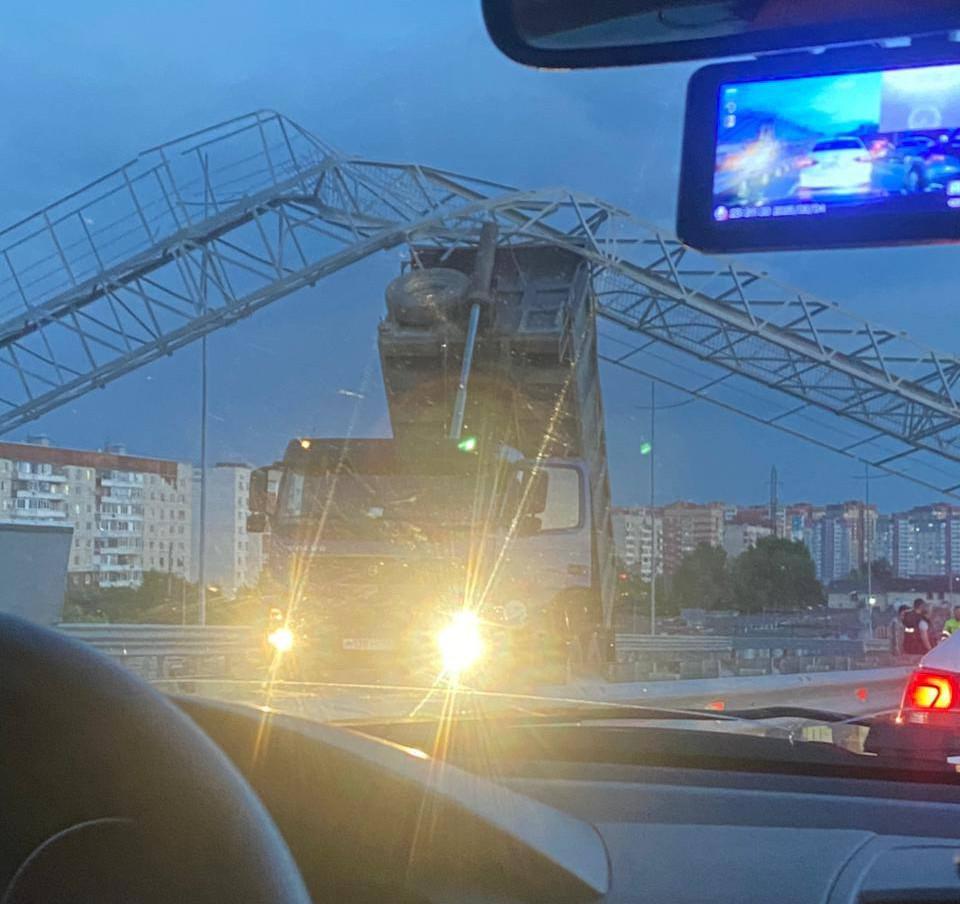 «Забыл опустить кузов». В Сети появилось видео с ДТП в Тюмени, где самосвал снес дорожную опору