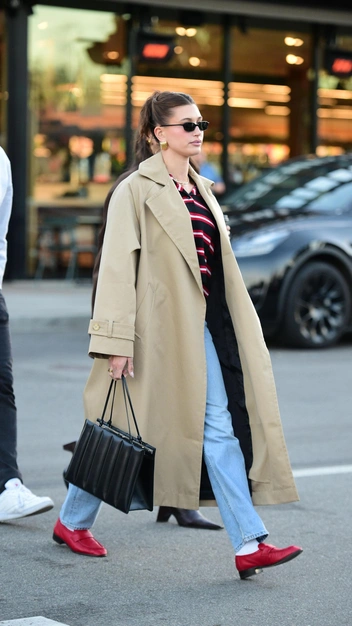 Обувь года: Хейли Бибер носит красные мокасины — скоро они станут главным трендом в мире | marieclaire.ru