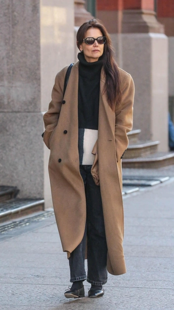 Стиль и ничего лишнего: Кэти Холмс выглядит безупречно в простом образе — он не выйдет из моды | marieclaire.ru