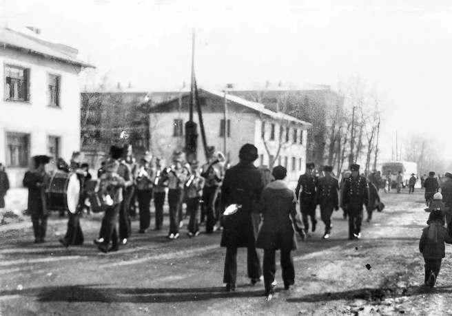 Оркестр, что шагал по Бетховена, сохранился на старых фото  | Источник: «Старые фотографии старого Кировска г. Омска» / Ok.ru