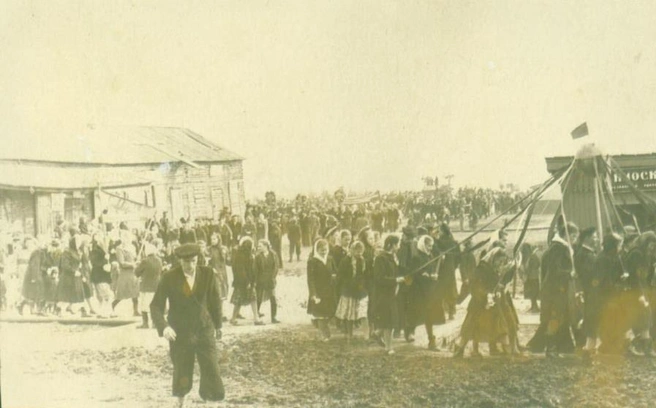 Праздничные гулянья в Березово. 1950-е гг. | Источник: Архивный отдел администрации Березовского района. Фонд фотодокументов / Архивная служба Югры 
