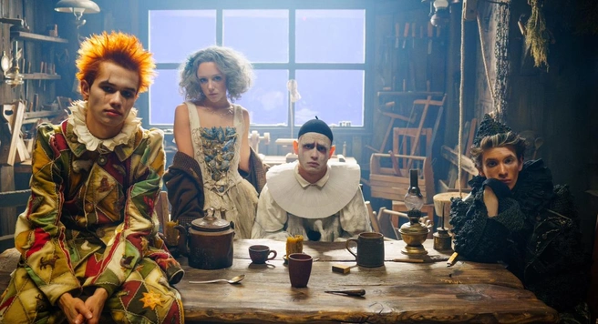 Вся эта банда ждет, когда вы придете посмотреть на нее в кино | Источник: Art Pictures Studio