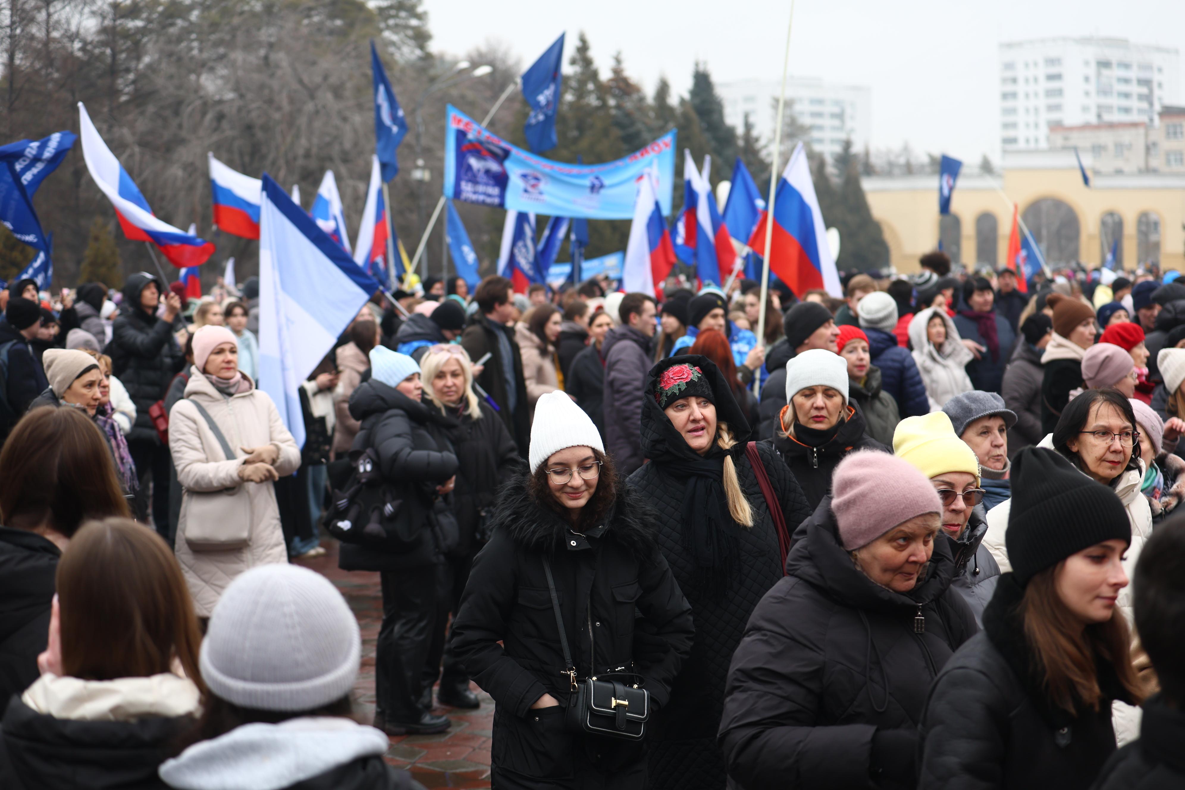 Без звёзд, но при Сталине. В Челябинске отпраздновали воссоединение с Крымом — фоторепортаж