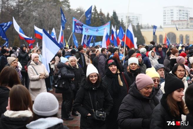 В центральном парке Челябинска собралось немало людей для буднего дня | Источник: Михаил Шилкин