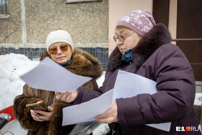 Лидия Михайловна на этом фото слева, Елена Анатольевна — справа | Источник: Владислав Лоншаков / E1.RU