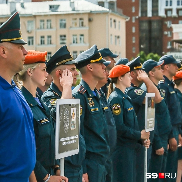 В Пермь съехались лучшие команды МЧС со всей страны: на первом плане, к примеру, сотрудники из Бурятии | Источник: Василина Любимова / 59.RU