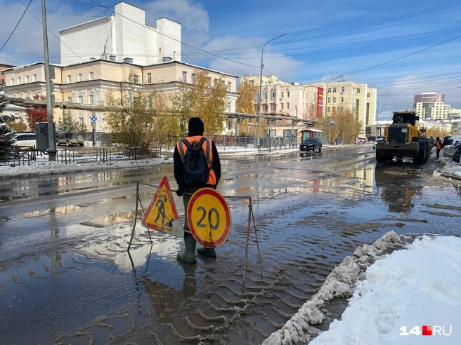 Одну из полос проезжей части перекрывают для уборки снега | Источник: Надежда Ефимова / 14.RU