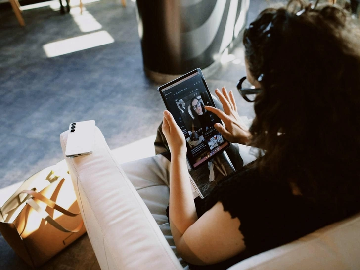 Что в сумке нашего продюсера: модные туфли, функциональные гаджеты и даже отвертка Что в сумке нашего продюсера: модные туфли, функциональные гаджеты и даже отвертка