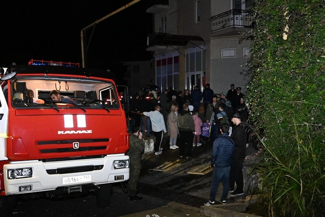 Люди кое-как успели одеться  | Источник: sochi.ru