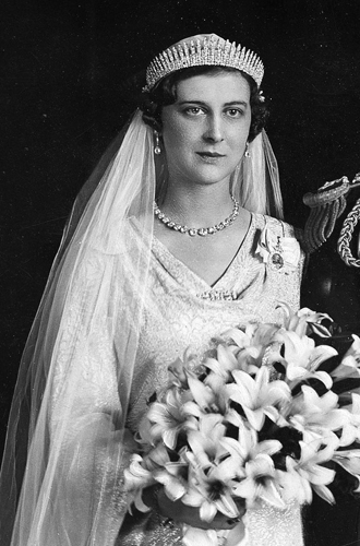 Марина, герцогиня КентскаяМладший брат отца Елизаветы, принц Георг, в 1934 году взял себе в жены свою троюродную сестру – греческую принцессу Марину, которая пошла под венец в тиаре-франж из коллекции Романовых. Все дело в том, что бабушкой Марины была сама Великая княгиня Мария Павловна (она была и первой владелицей убранства). Позднее диадема ушла в семью сестры Марины, однако герцогиня Кентская с пустыми руками не осталась: в качестве свадебного подарка она получила другую тиару-франж, очень похожую на ее свадебную – от мэра и города Лондона.