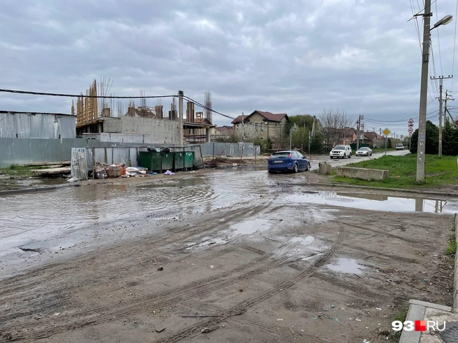 Участок дороги как раз у строящейся школы, фото сделано в марте 2025 года | Источник: предоставлено 93.RU