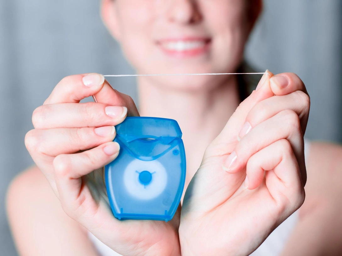 Нить для зубов: кому она нужна и как правильно пользоваться | marieclaire.ru