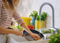 Будет как новая: 4 быстрых способа очистить сковороду от пригоревшего жира