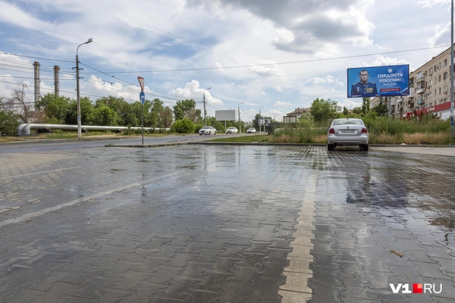 Вода выходит на поверхность в нескольких десятках метров от офиса «Концессий» | Источник: Константин Завриков / V1.RU