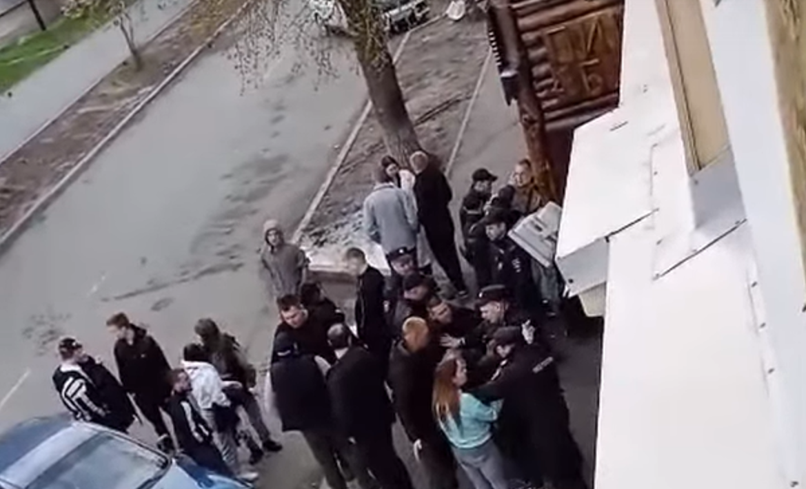В Кургане полиция задержала 11 участников массовой драки возле бара на Советской
