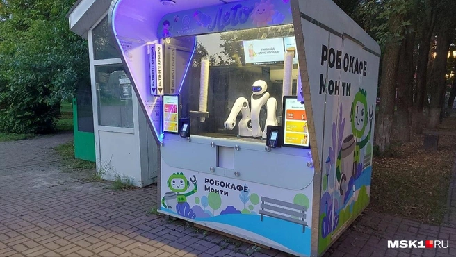 В детском парке, который, на первый взгляд, застрял в 70-х, есть даже робокафе | Источник: Анна Голубницкая / MSK1.RU