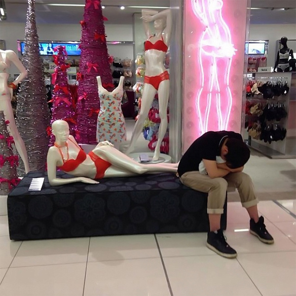 Точка отчаяния: фотографии мужиков, которые ждут своих жен в магазинах