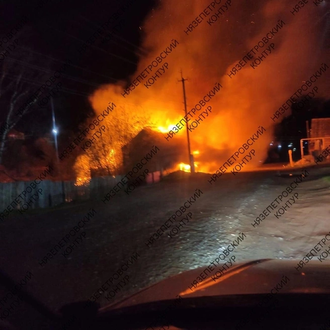 В соцсетях города появились кадры ночного пожара. Сначала сообщалось о троих погибших | Источник: Нязепетровский контур / Vk.com