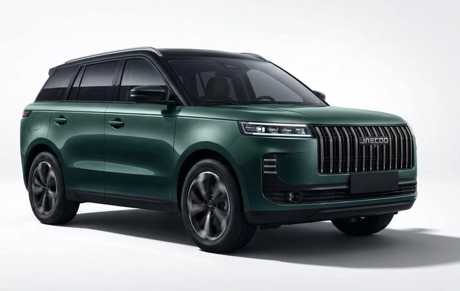 Jaecoo J6 стилистически похож на привычный J7 и по длине сопоставим с кроссоверами Chery Tiggo 7 Pro, но в его основе — платформа от Tiggo 4 с растянутыми свесами (длина колесной базы «четверочная», 2620 мм). Продажи должны стартовать в начале года, цены и двигатели пока не названы, но в Китае близкий по смыслу Jaecoo J5 оснащают 1,6-литровым турбомотором мощностью 197 л. с. | Источник: jaecoo.ru